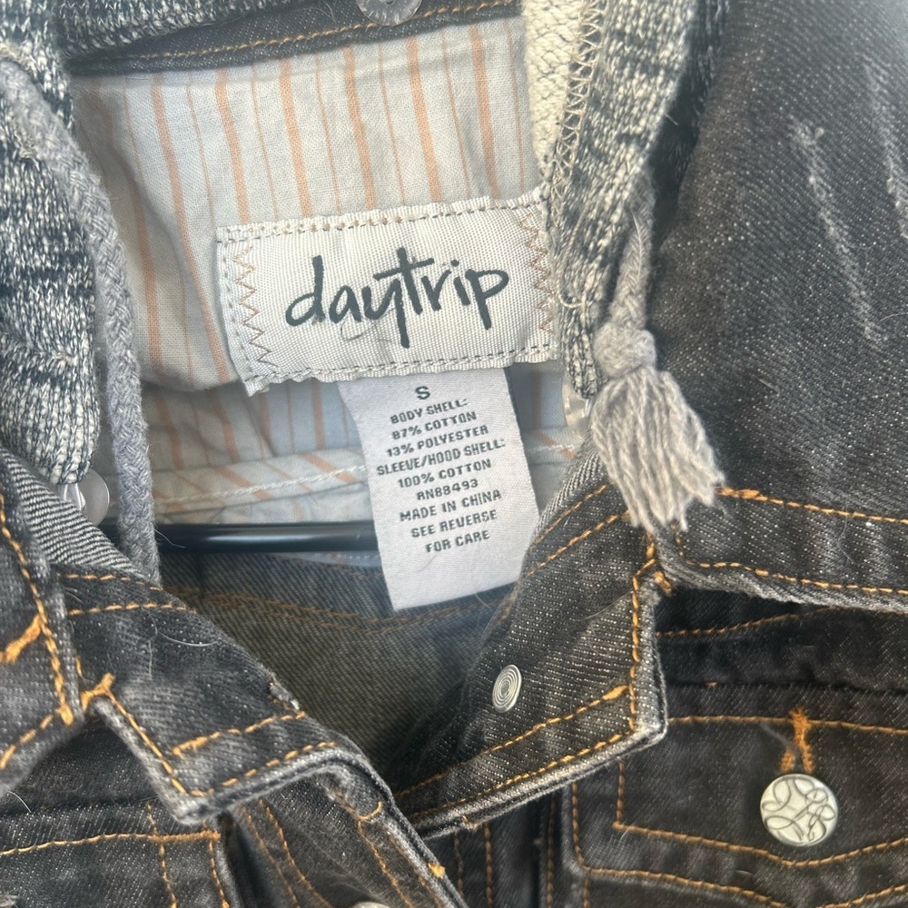 Daytrip Distressed Denim Jacket w/ Hooded Knit Sleeves Dark Blue Ombre – NWOT- S - Picture 2 of 8